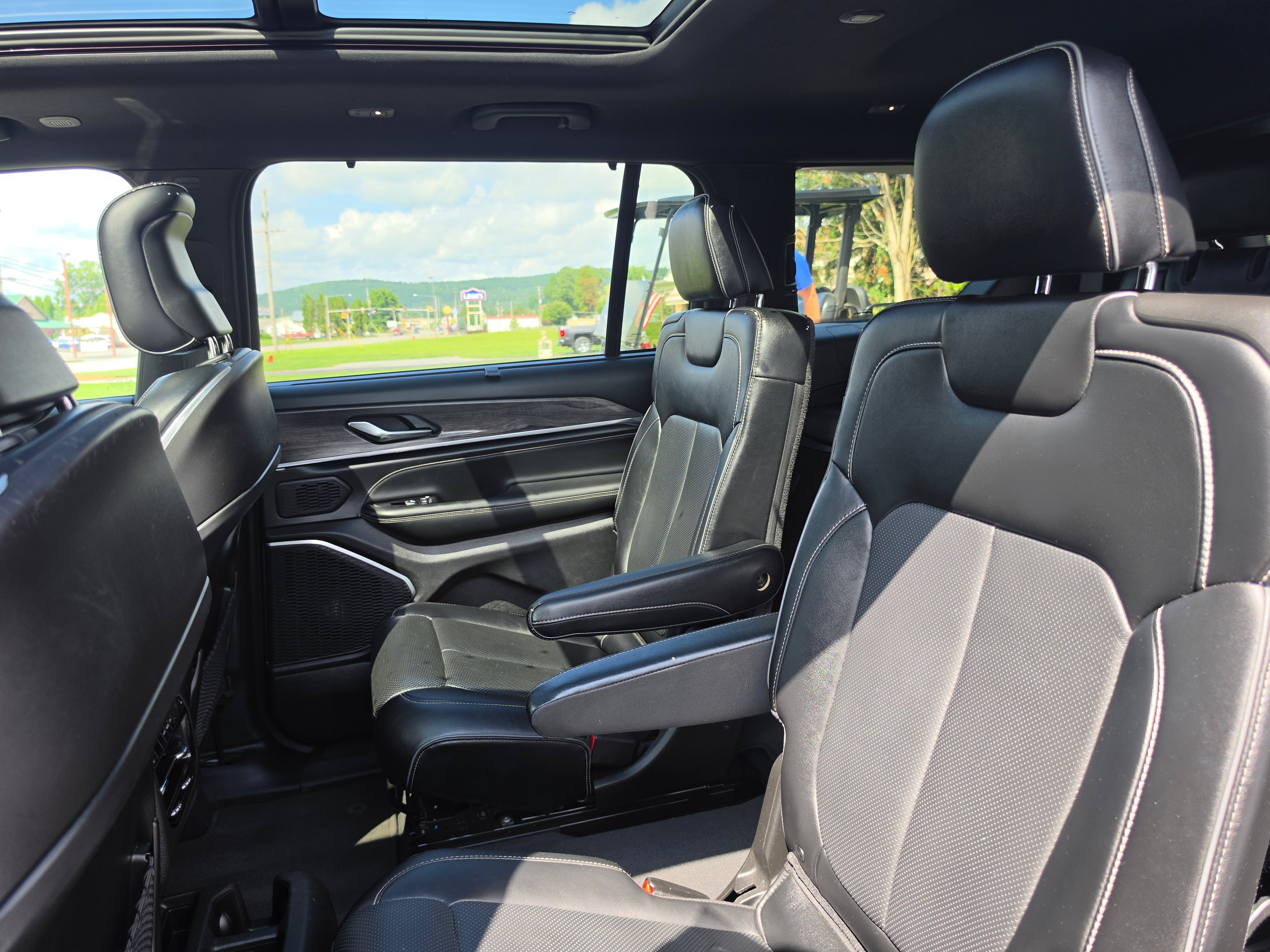 Used 2024 Jeep Grand Cherokee L Overland w/ Luxury Tech Group IV AWD/4WD image 14