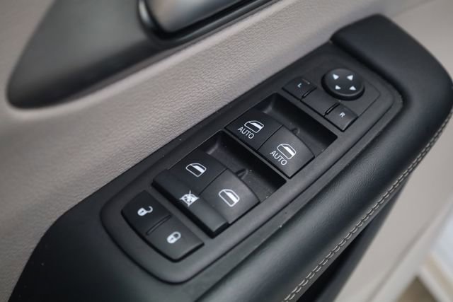 Used 2023 Chrysler Pacifica Touring-L image 13