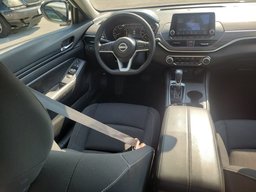 Used 2025 Nissan Altima 2.5 SV FWD image 12