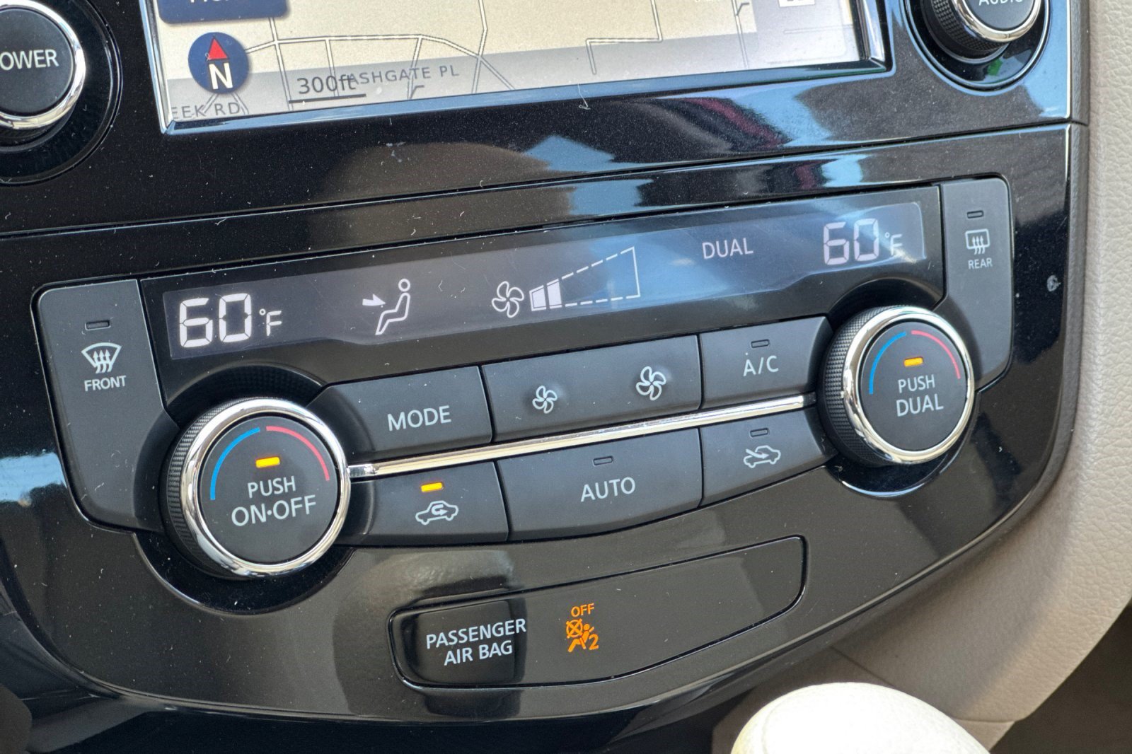 Used 2015 Nissan Rogue SV w/ SV Premium Package FWD image 19