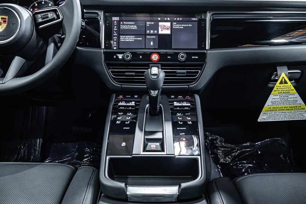 Certified 2025 Porsche Macan image 16