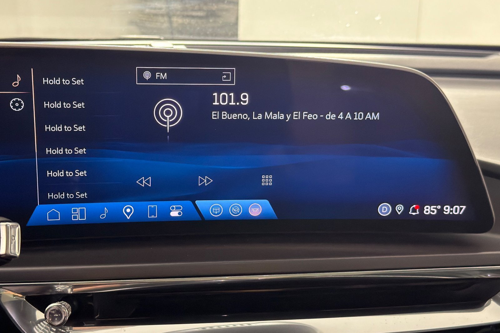 Used 2024 Cadillac Lyriq Tech AWD/4WD image 17