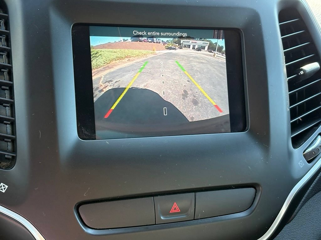 Used 2019 Jeep Cherokee Latitude Plus w/ Cold Weather Group AWD/4WD image 10