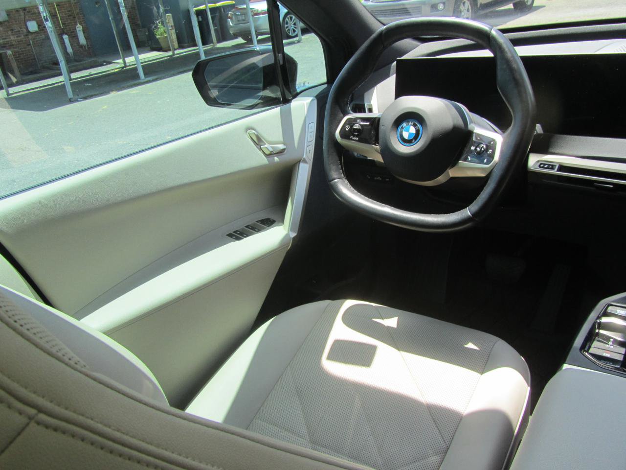 Used 2024 BMW iX xDrive50 w/ Sport Package AWD/4WD image 12