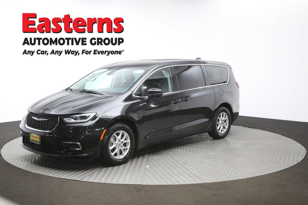Used 2023 Chrysler Pacifica Touring-L image 55