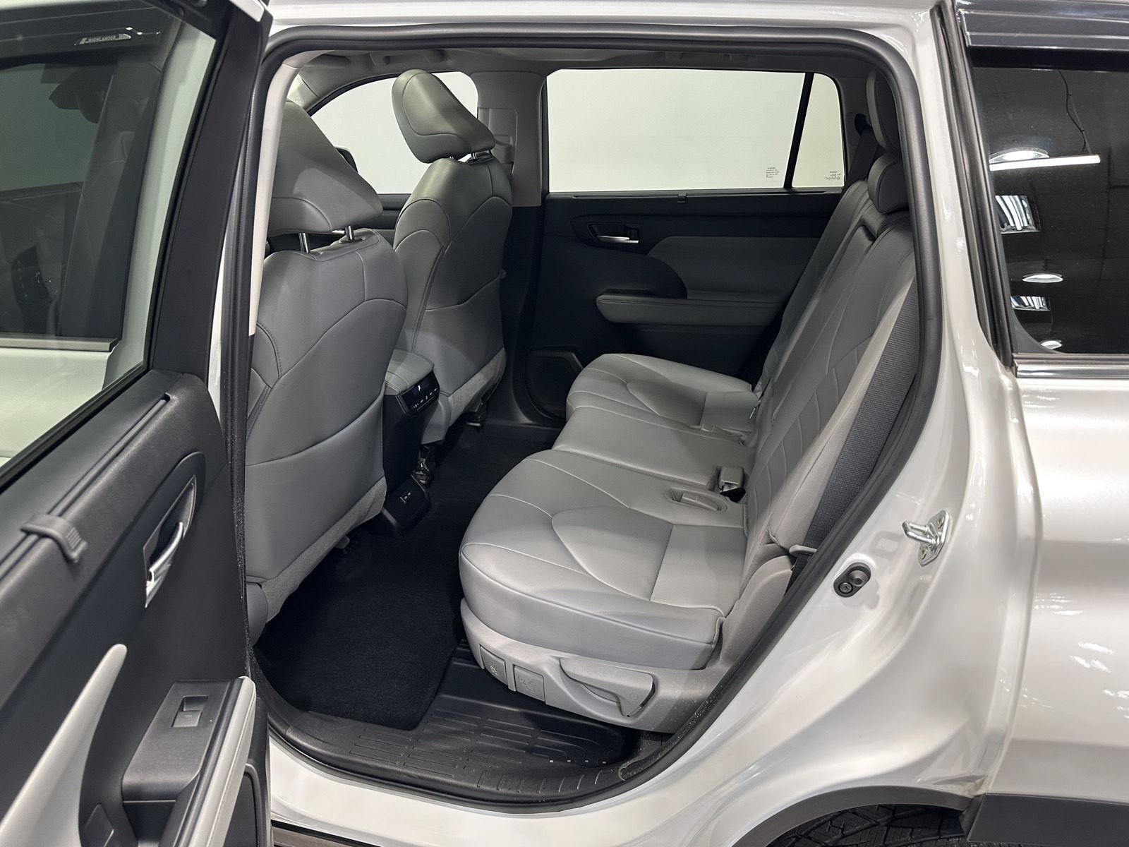 Used 2023 Toyota Highlander XLE FWD image 25