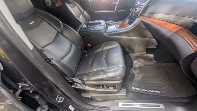 Used 2015 Cadillac Escalade Luxury image 16