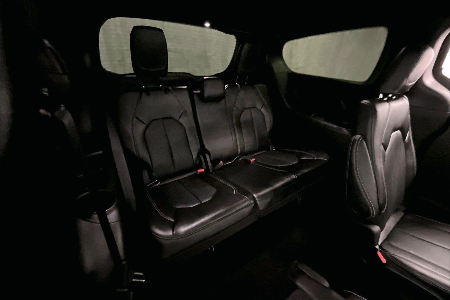 Used 2025 Chrysler Pacifica Select image 27