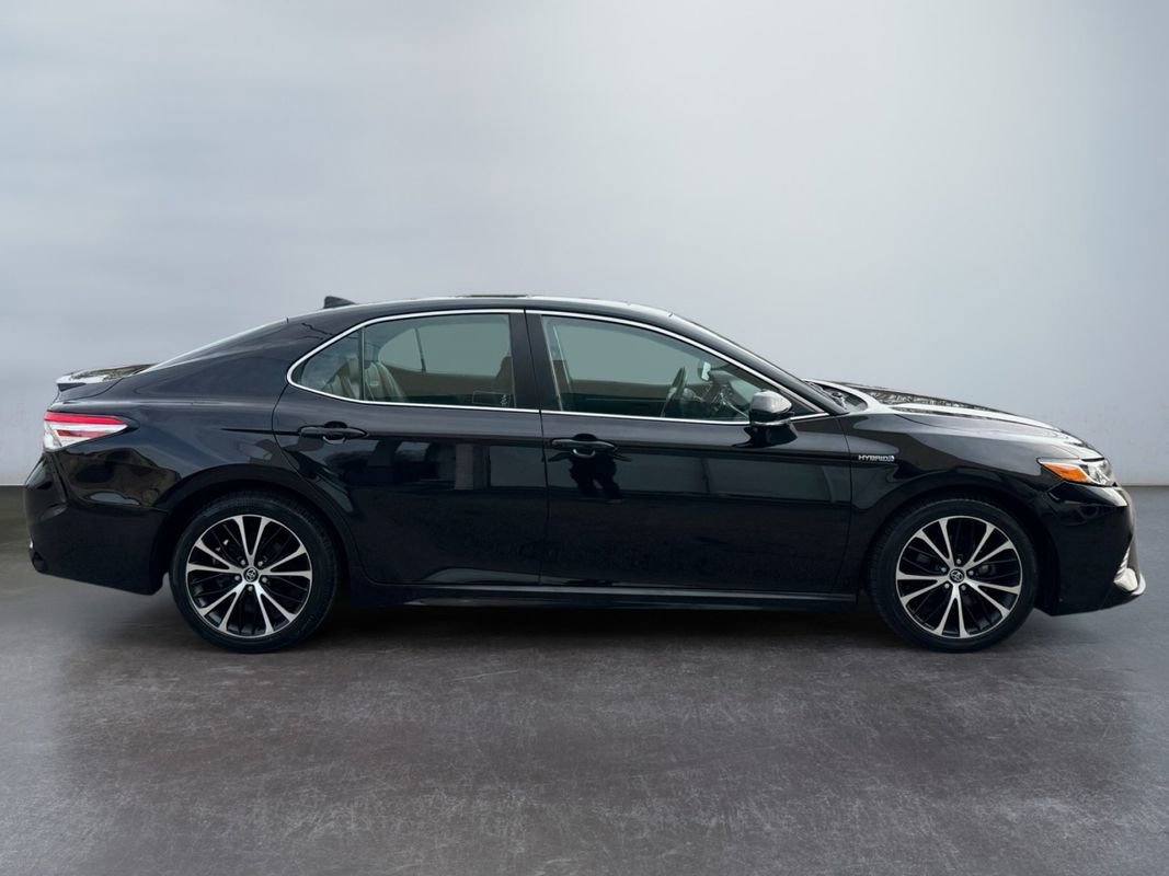 Used 2020 Toyota Camry SE w/ Sunroof Package image 4