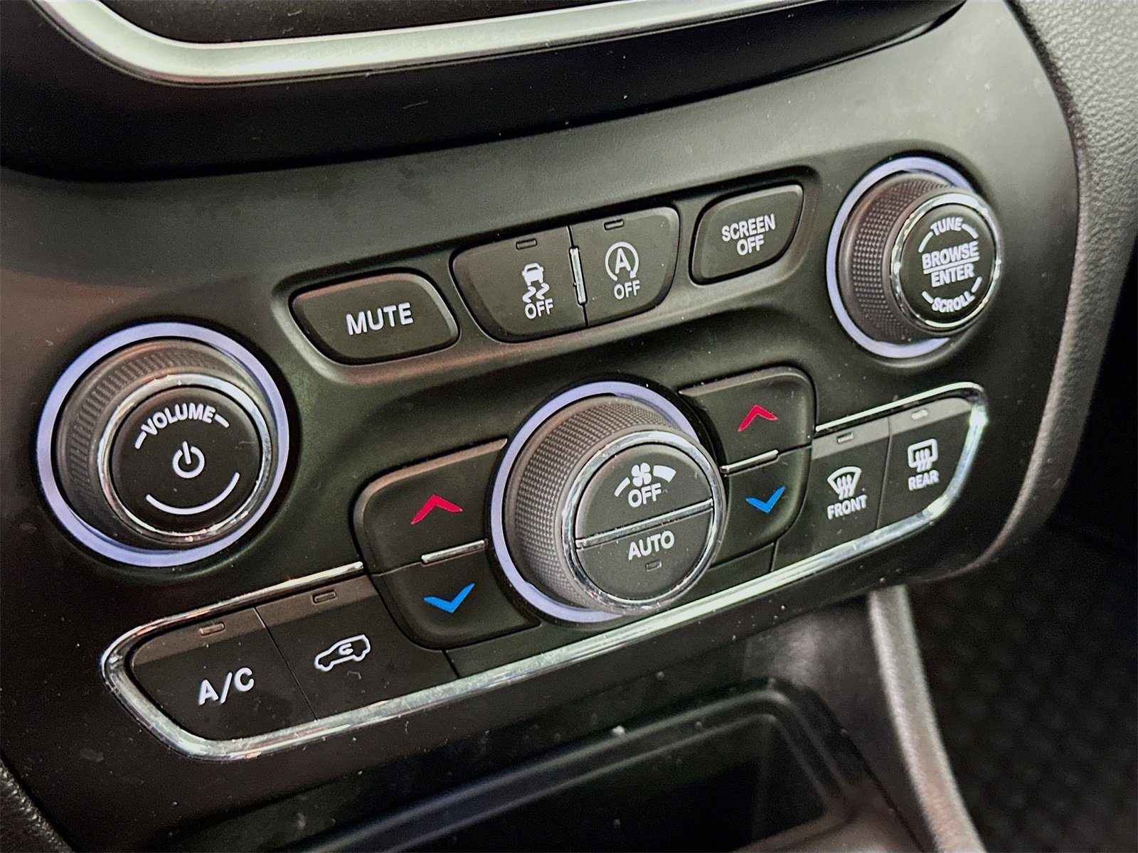 Used 2020 Jeep Cherokee Trailhawk w/ Cold Weather Group image 15