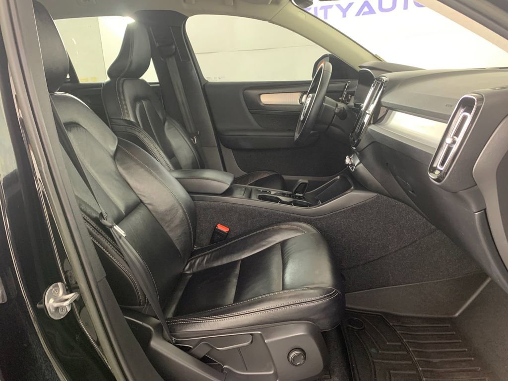 Used 2022 Volvo XC40 T5 Momentum image 41