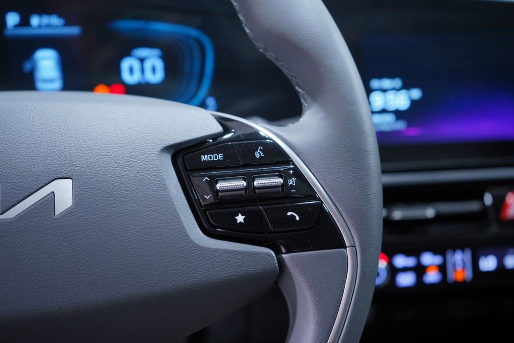 Used 2025 Kia Niro SX Touring image 21