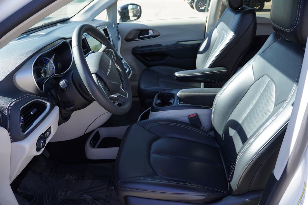 Certified 2024 Chrysler Pacifica Limited FWD image 16