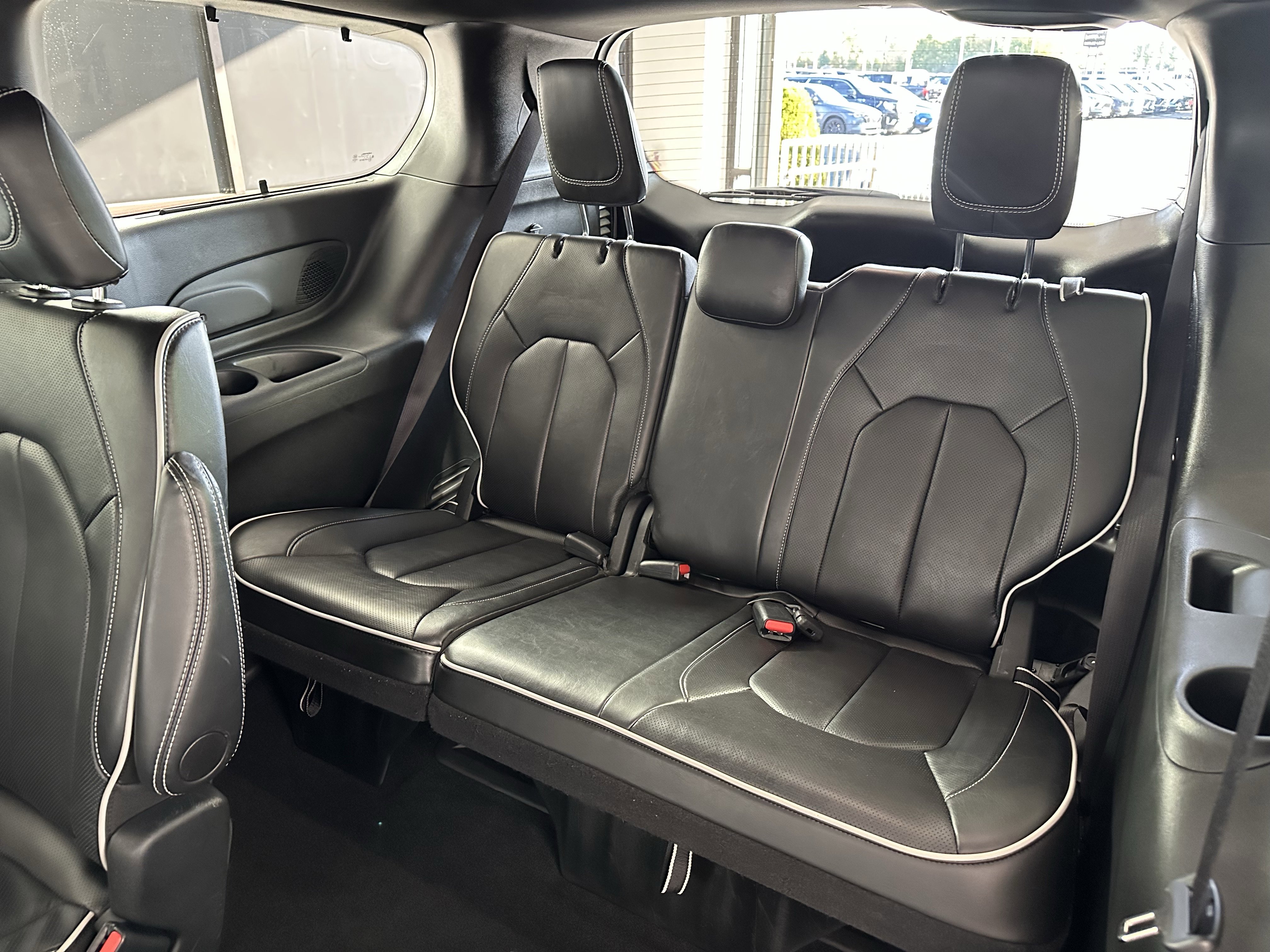 Used 2025 Chrysler Pacifica Limited image 8