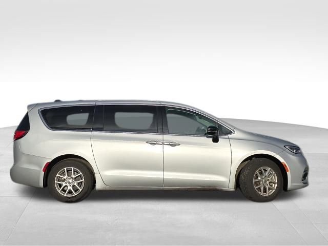 Used 2024 Chrysler Pacifica Touring-L image 7