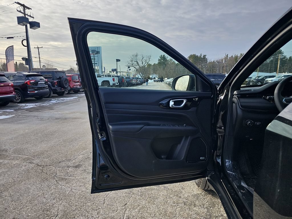 New 2026 Jeep Compass Latitude w/ Sun and Sound Group AWD/4WD image 13