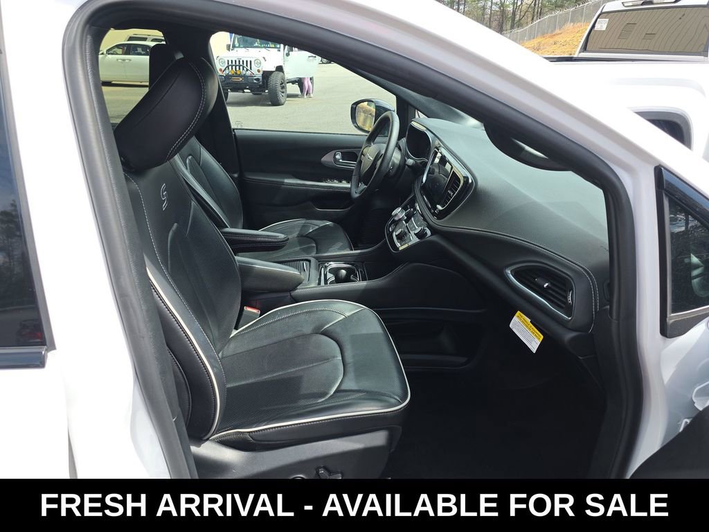 Used 2025 Chrysler Pacifica Limited image 12