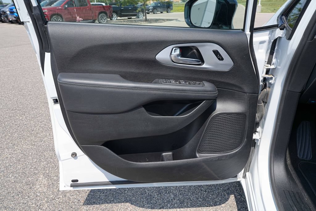 Used 2025 Chrysler Pacifica Limited FWD image 25
