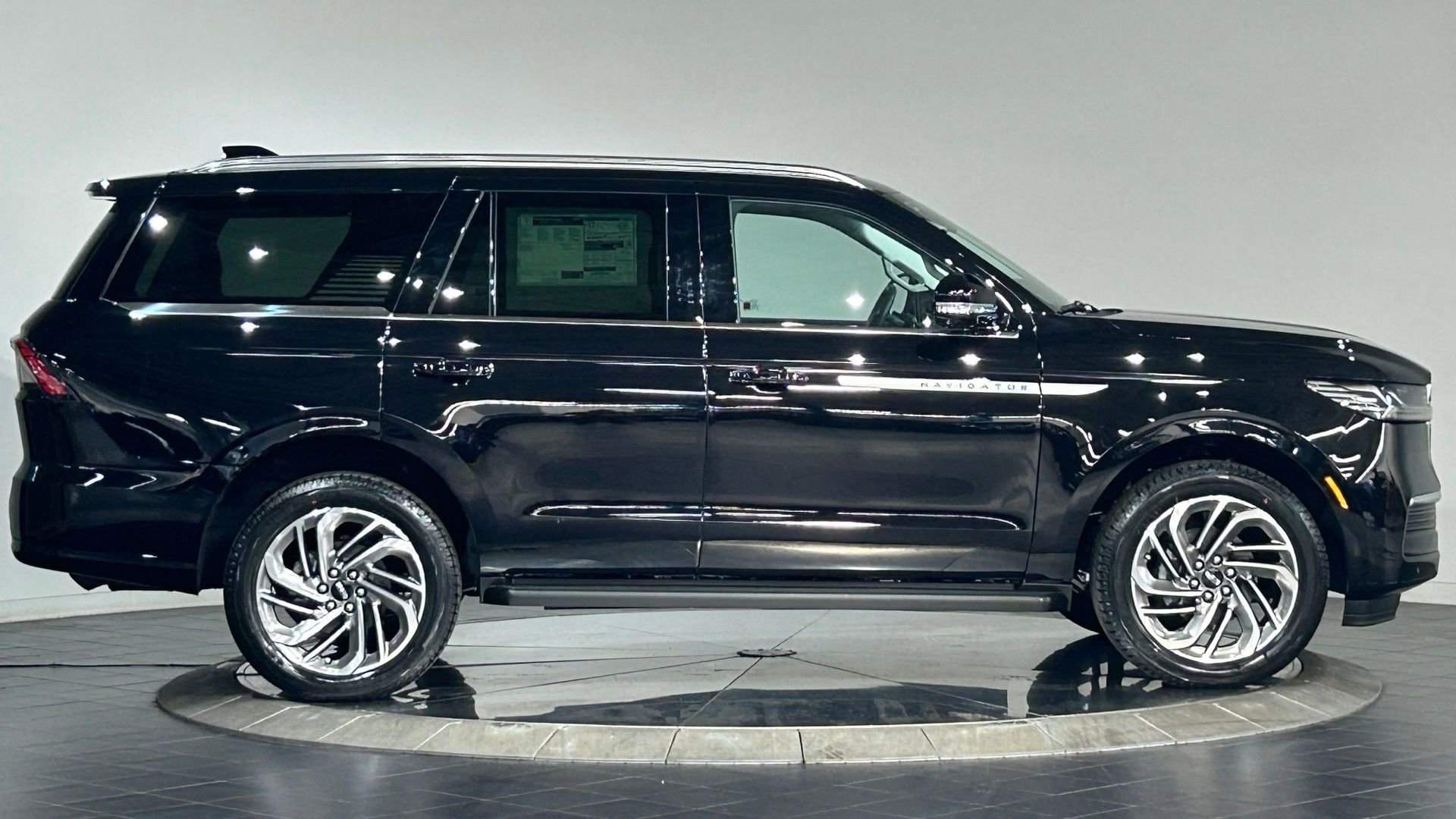 New 2026 Lincoln Navigator Premiere AWD/4WD image 10