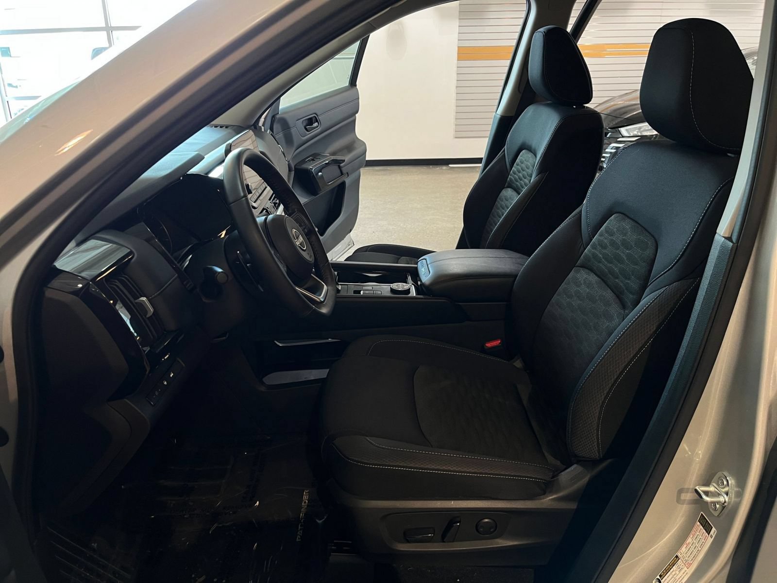 Used 2025 Nissan Pathfinder SV AWD/4WD image 28