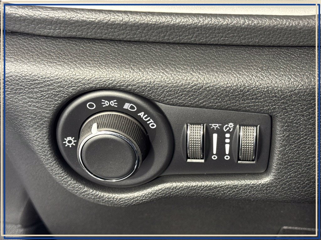New 2027 Chrysler Pacifica Select AWD/4WD image 17