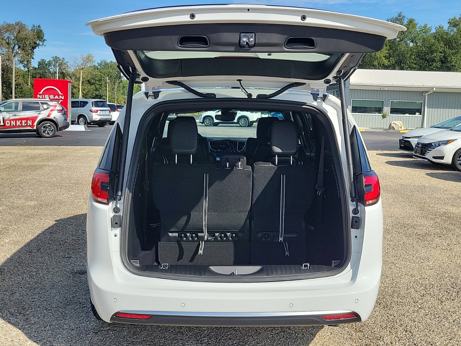 New 2027 Chrysler Pacifica Select FWD image 9