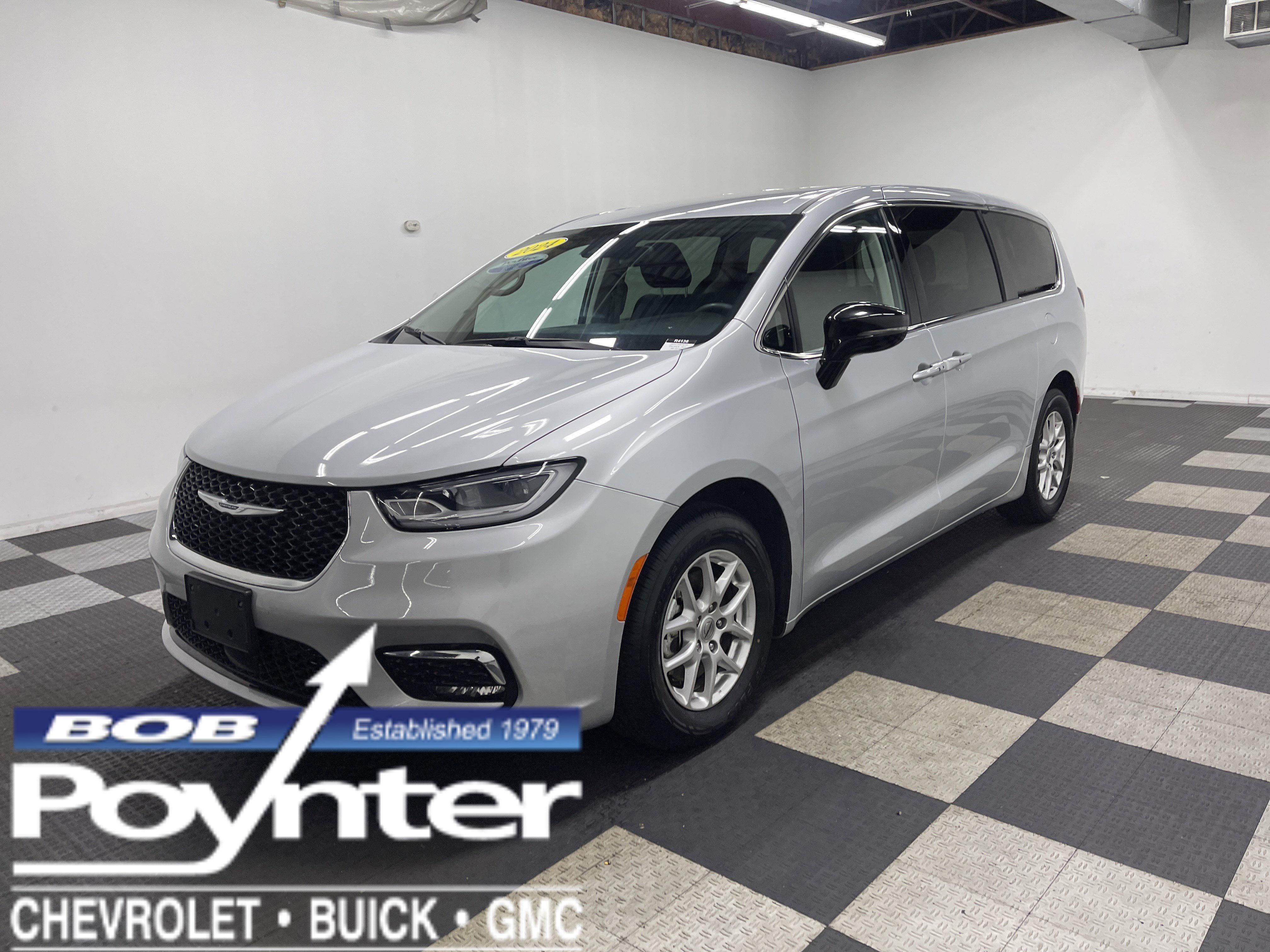 Used 2024 Chrysler Pacifica Touring-L image 1