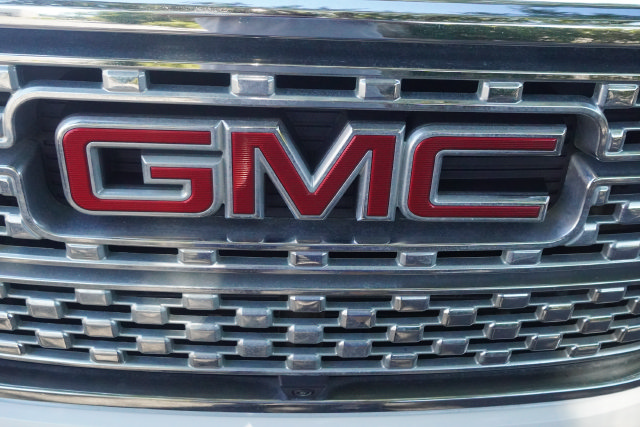 Used 2017 GMC Acadia Denali w/ Technology Package FWD image 39