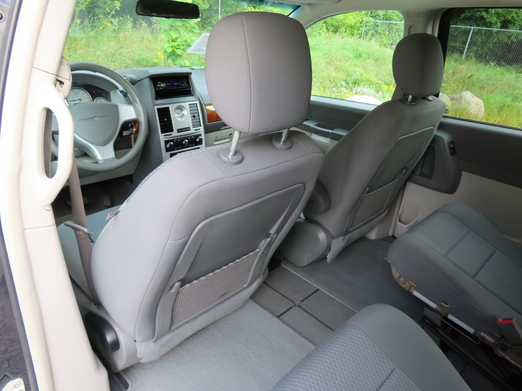 Used 2009 Chrysler Town & Country LX FWD image 21