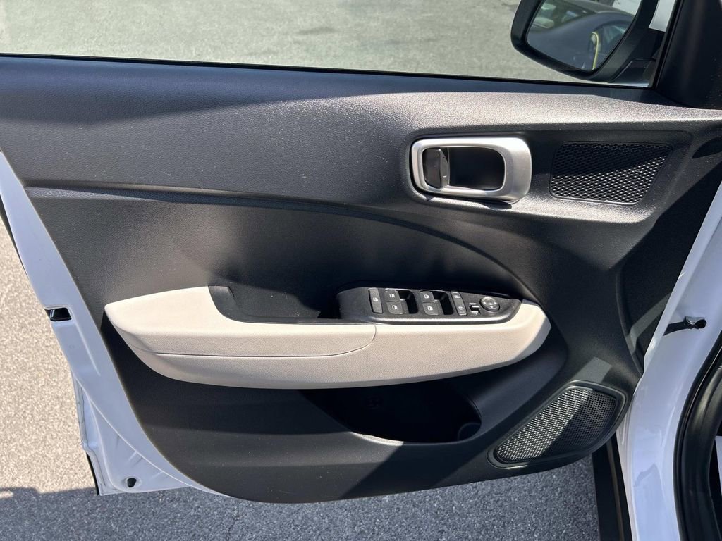 Used 2025 Hyundai Venue SEL FWD image 23