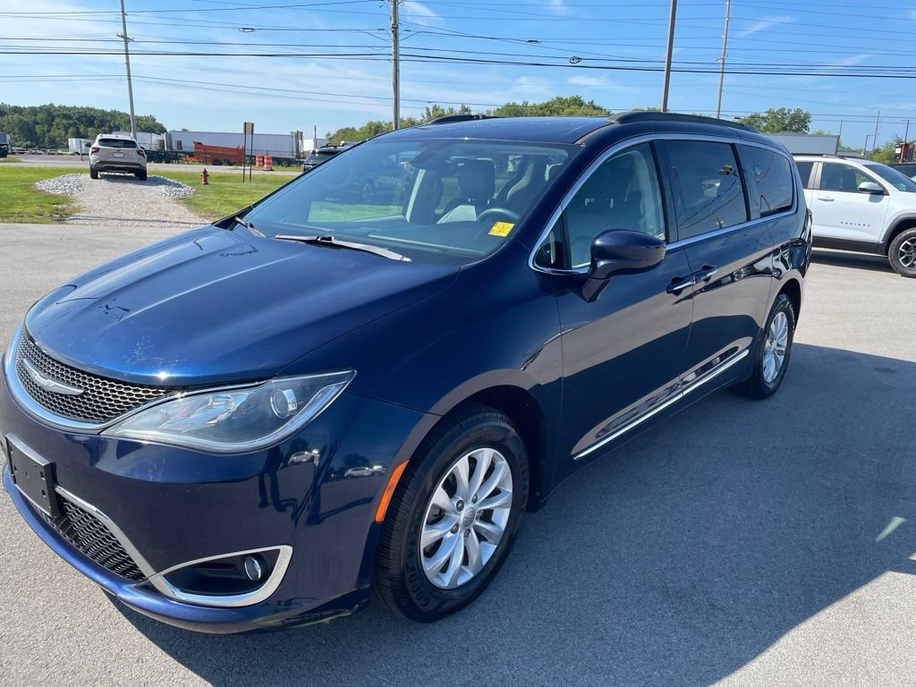 Used 2017 Chrysler Pacifica Touring-L FWD image 3