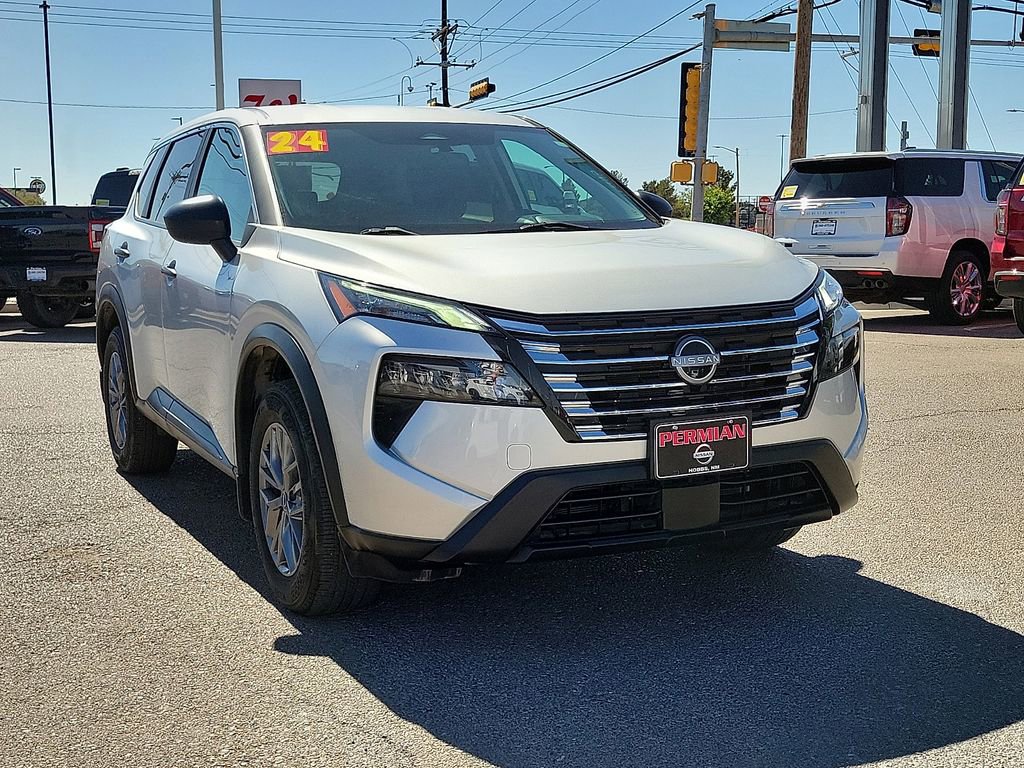 Used 2024 Nissan Rogue S AWD/4WD image 2