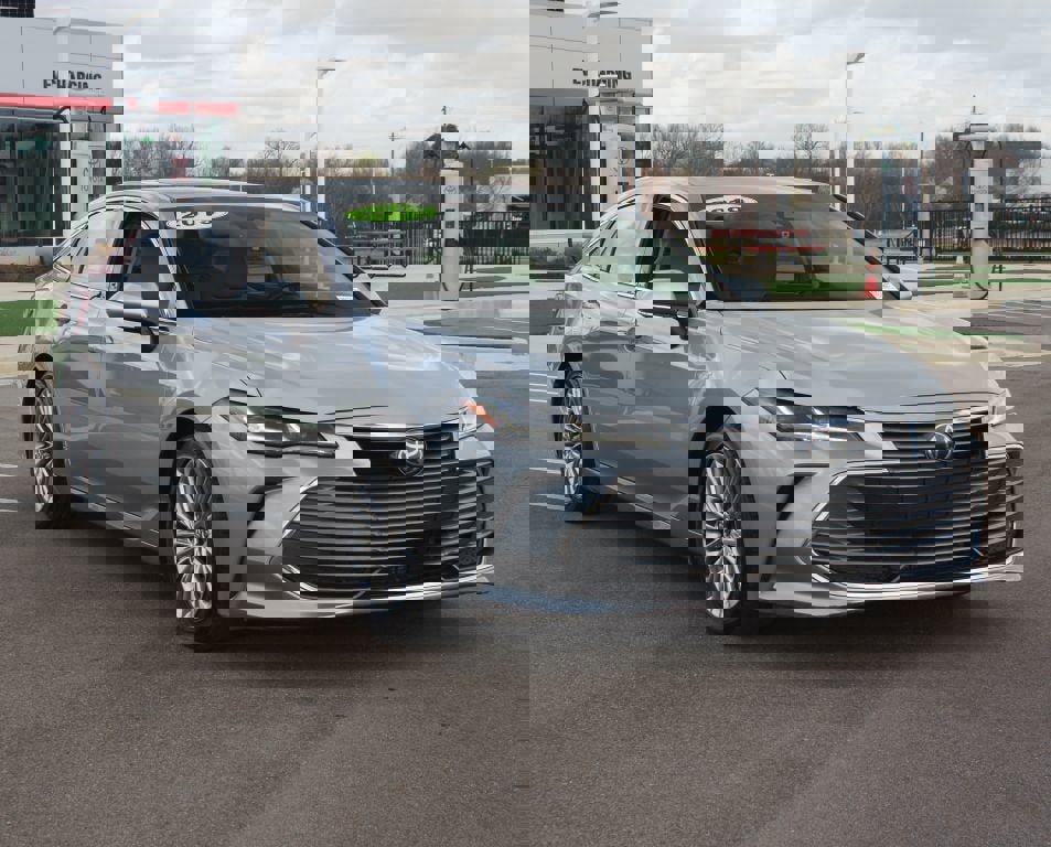 Used 2019 Toyota Avalon Limited image 2