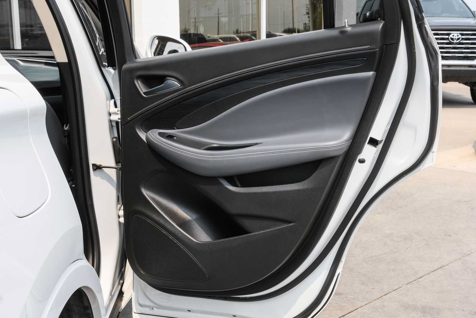 Used 2020 Buick Envision Essence FWD image 39