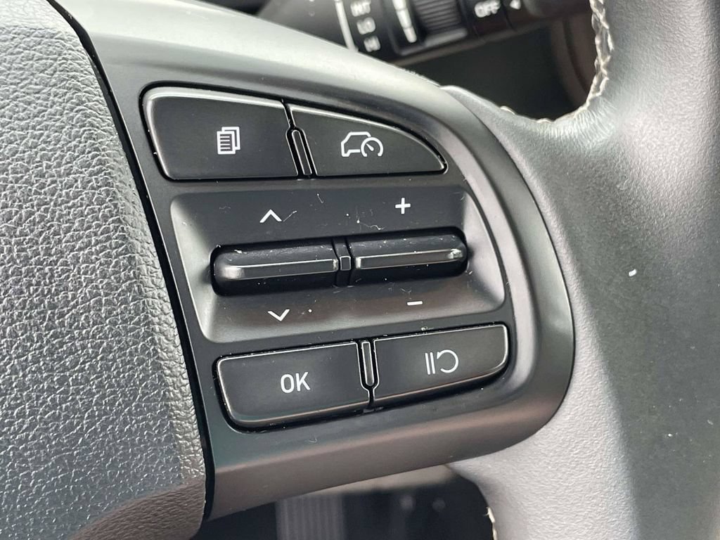 Certified 2025 Hyundai Venue SEL FWD image 22
