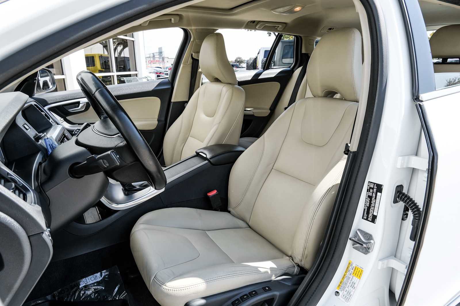 Used 2017 Volvo V60 T5 Premier w/ Convenience Package image 31