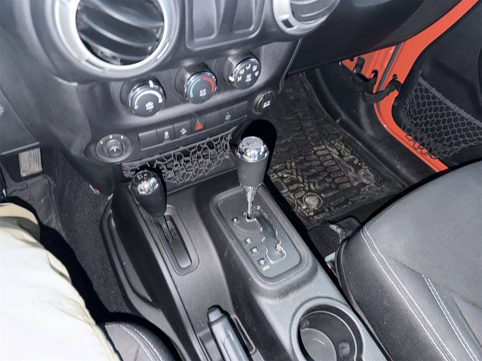 Used 2015 Jeep Wrangler Sahara image 15