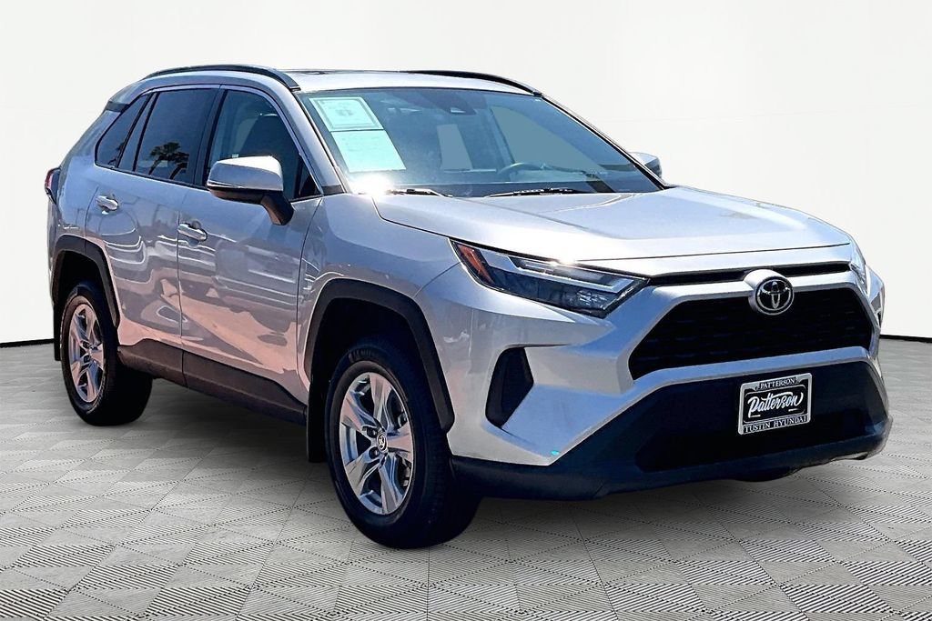 Used 2022 Toyota RAV4 XLE w/ Convenience Package FWD image 5