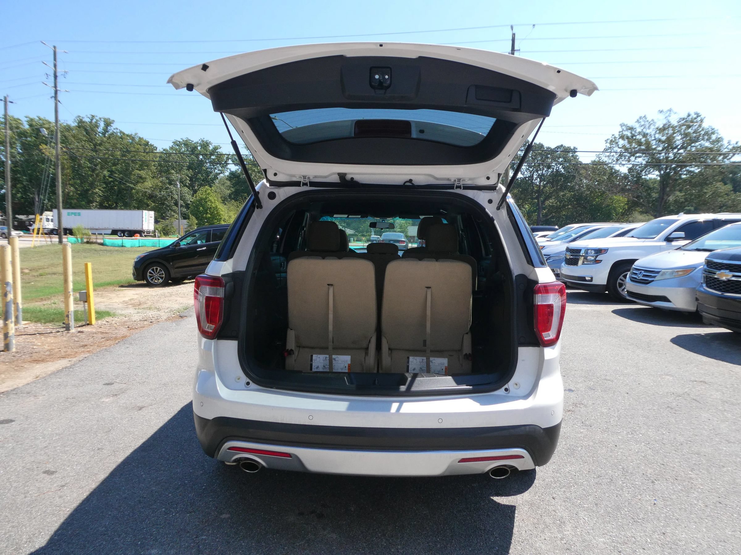 Used 2017 Ford Explorer XLT FWD image 7