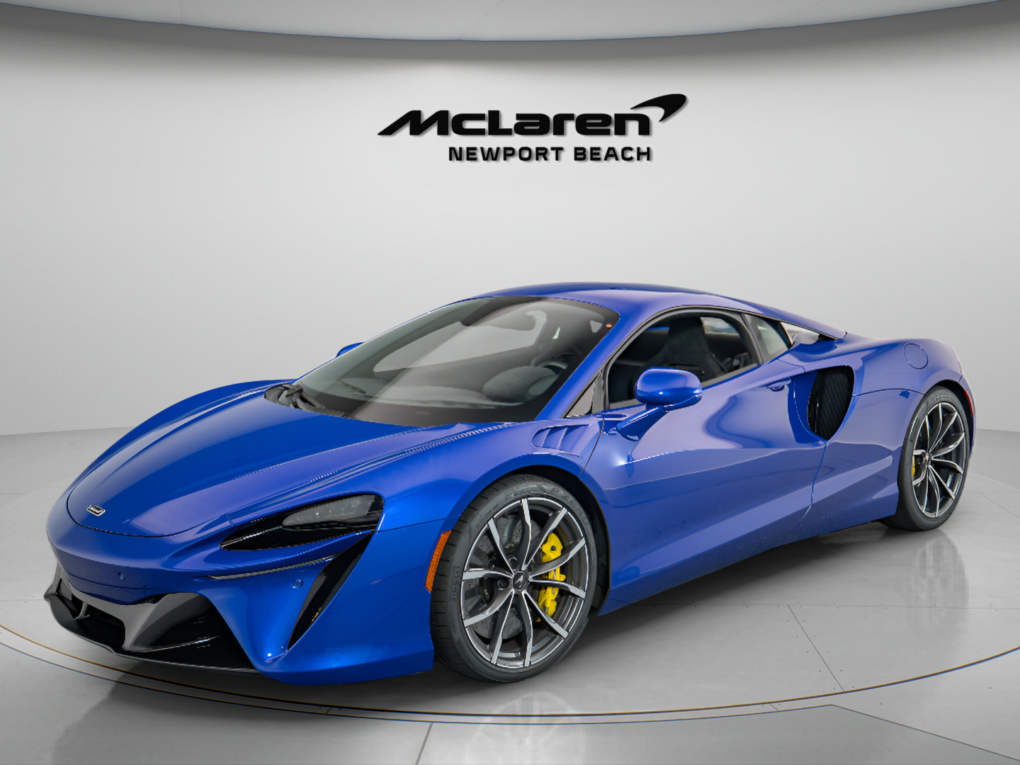 Used 2024 McLaren Artura RWD image 3