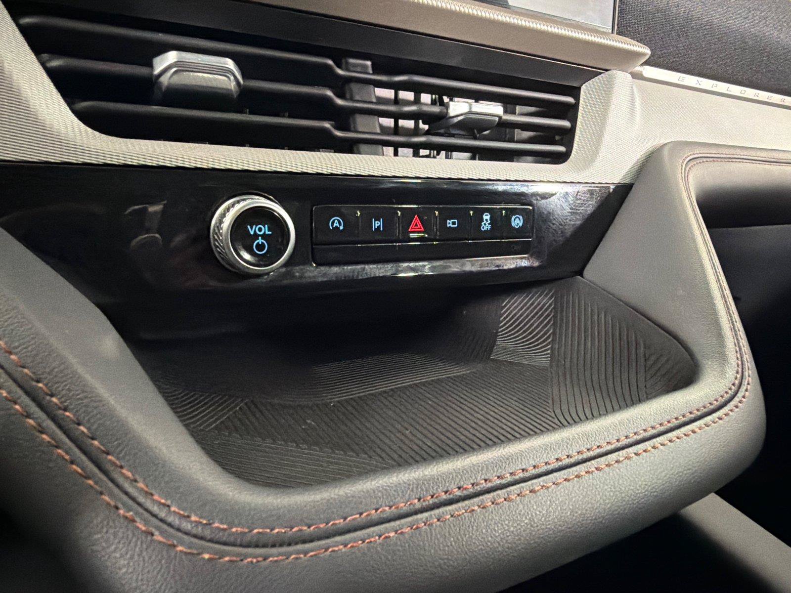 Used 2025 Ford Explorer Active RWD image 26