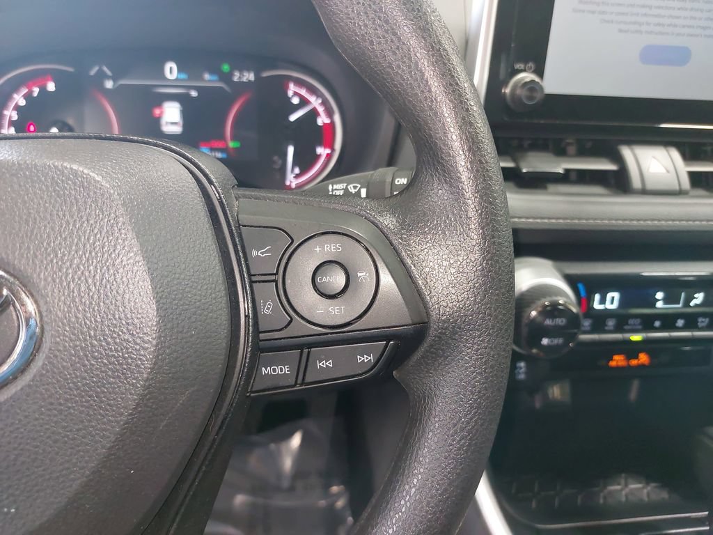 Used 2025 Toyota RAV4 XLE AWD/4WD image 18