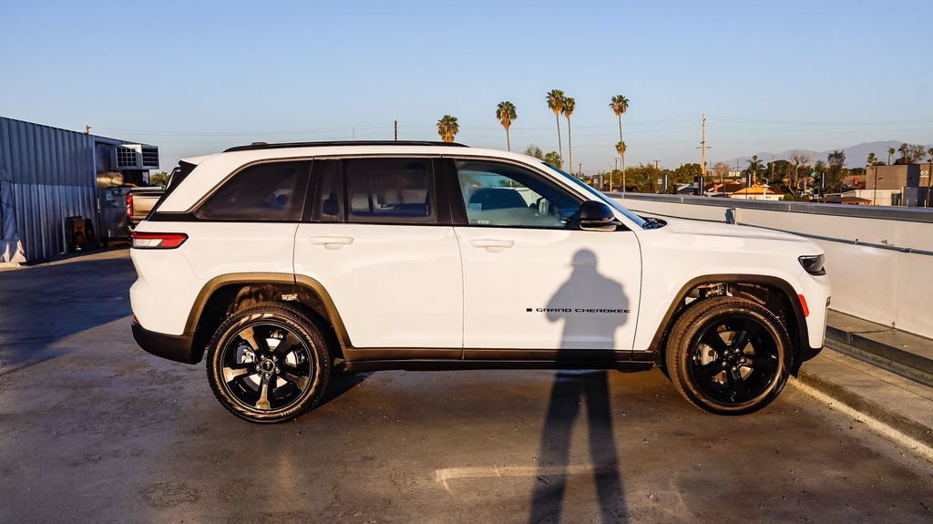 New 2026 Jeep Grand Cherokee Limited w/ Limited Altitude Package AWD/4WD image 13
