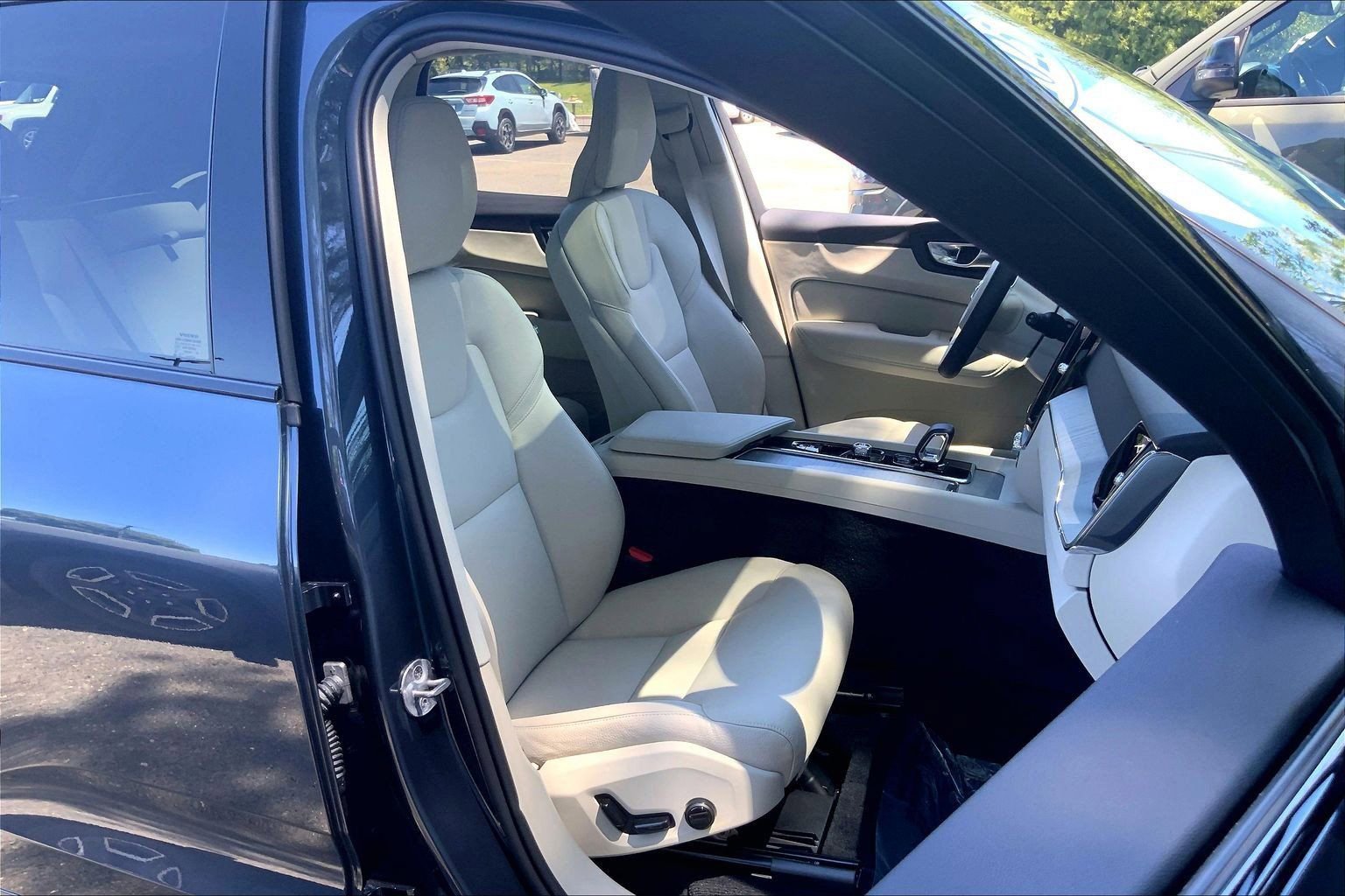 Used 2025 Volvo XC60 B5 Plus w/ Climate Package AWD/4WD image 6