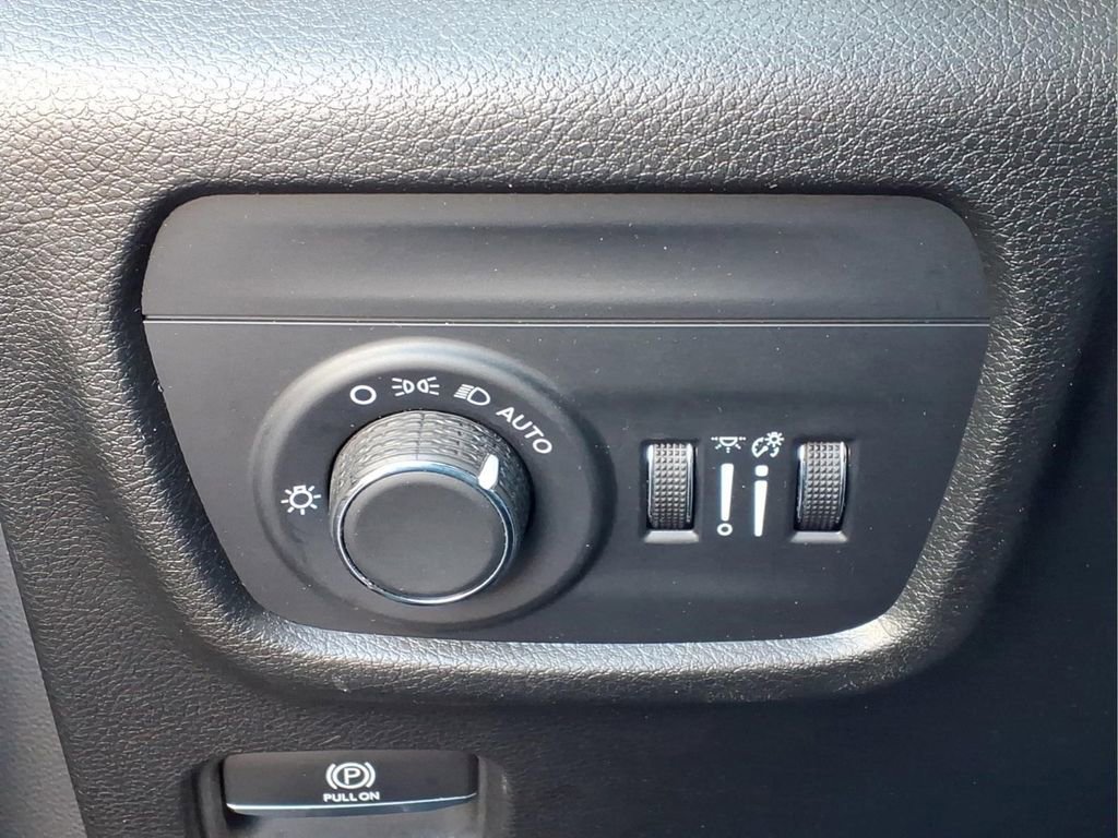 Used 2023 Jeep Grand Cherokee Laredo image 17