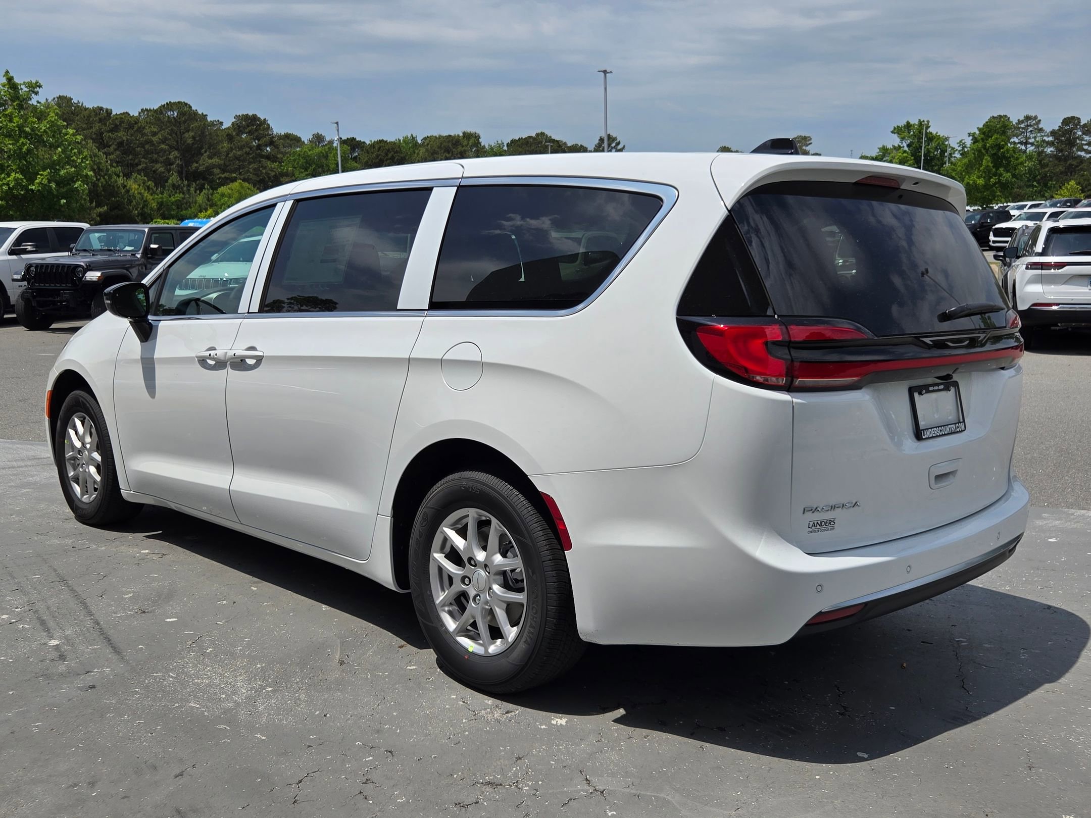 New 2027 Chrysler Pacifica Select FWD image 5