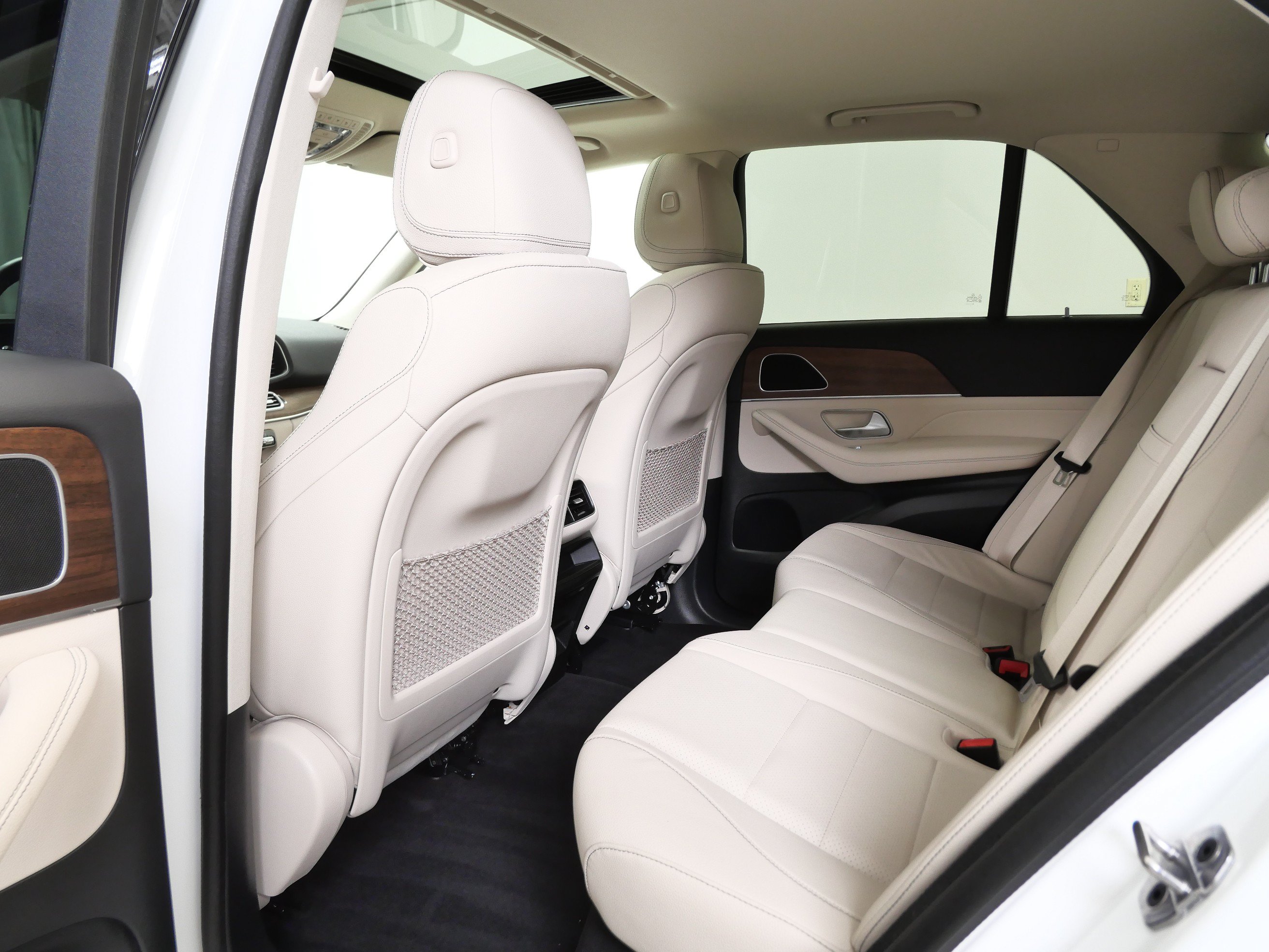 Certified 2025 Mercedes-Benz GLE 450e 4MATIC w/ Driver Assistance Package image 16