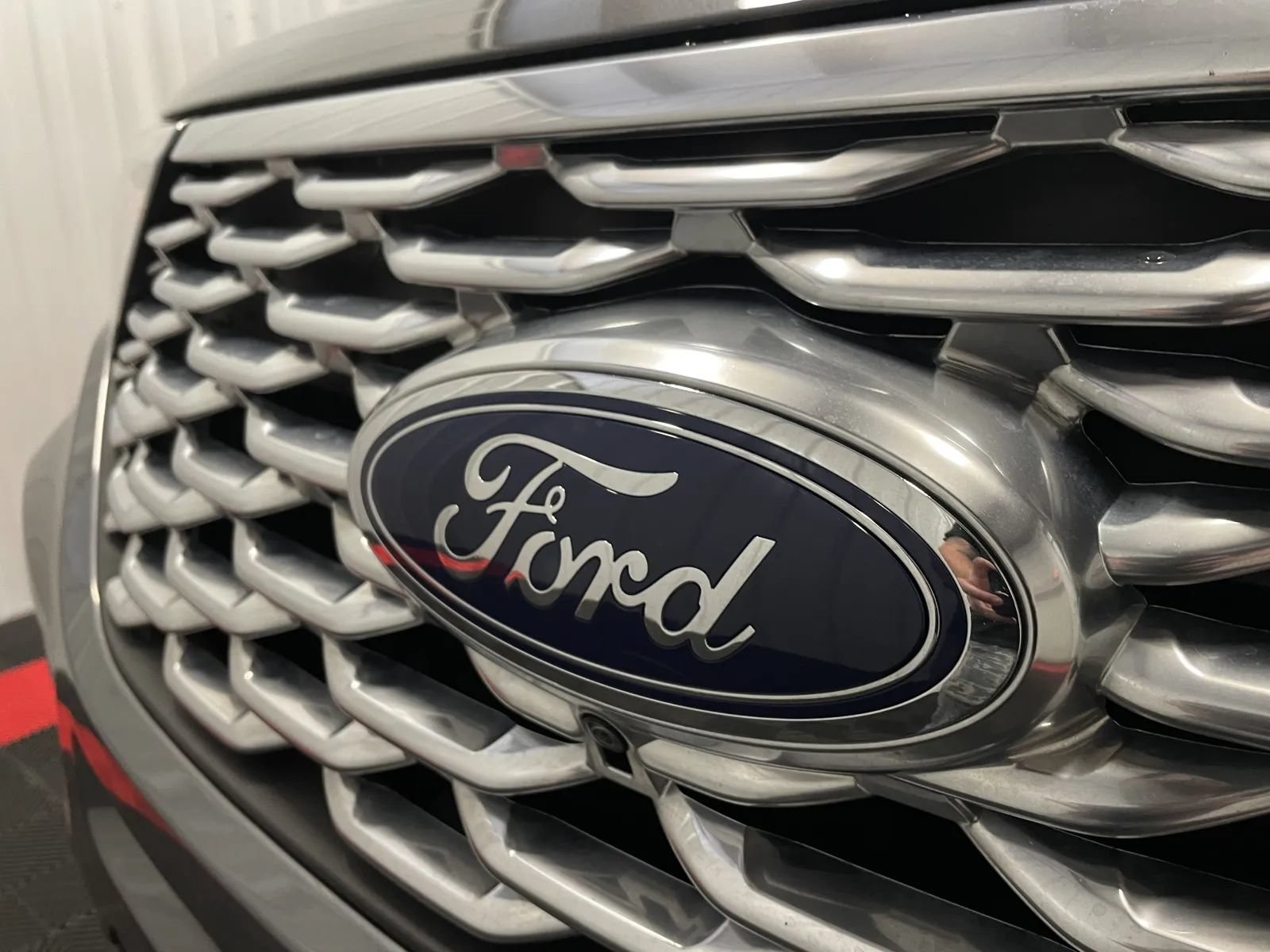 Used 2023 Ford Explorer Platinum w/ Technology Package AWD/4WD image 7