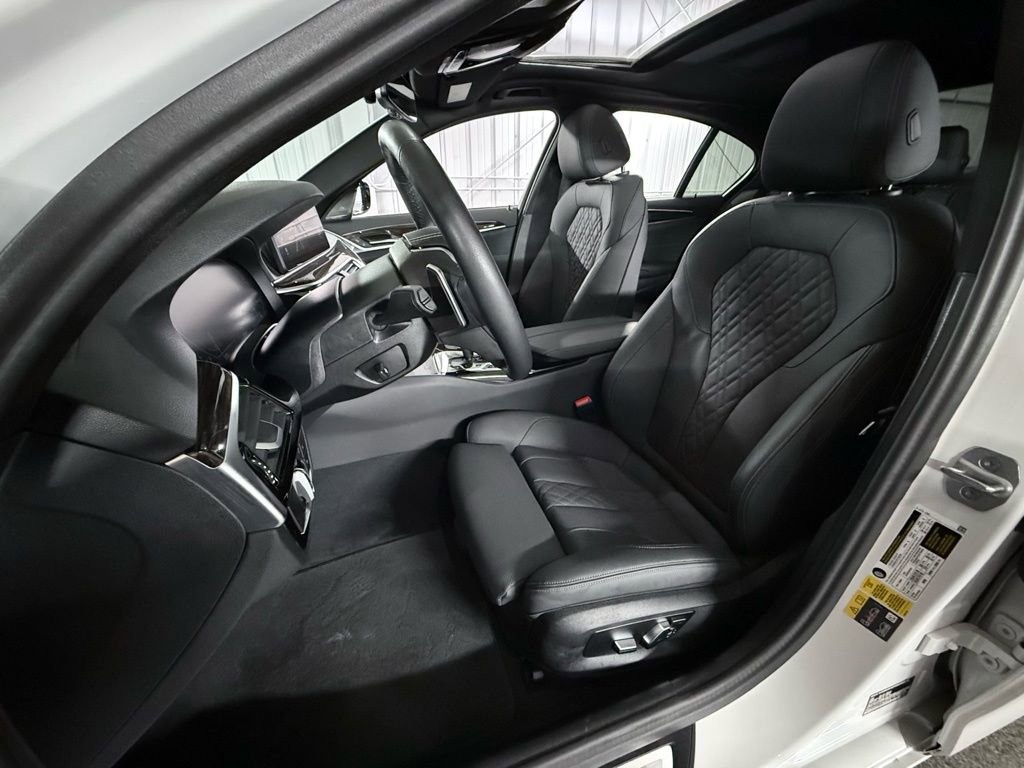 Used 2023 BMW 530e xDrive w/ Premium Package image 16