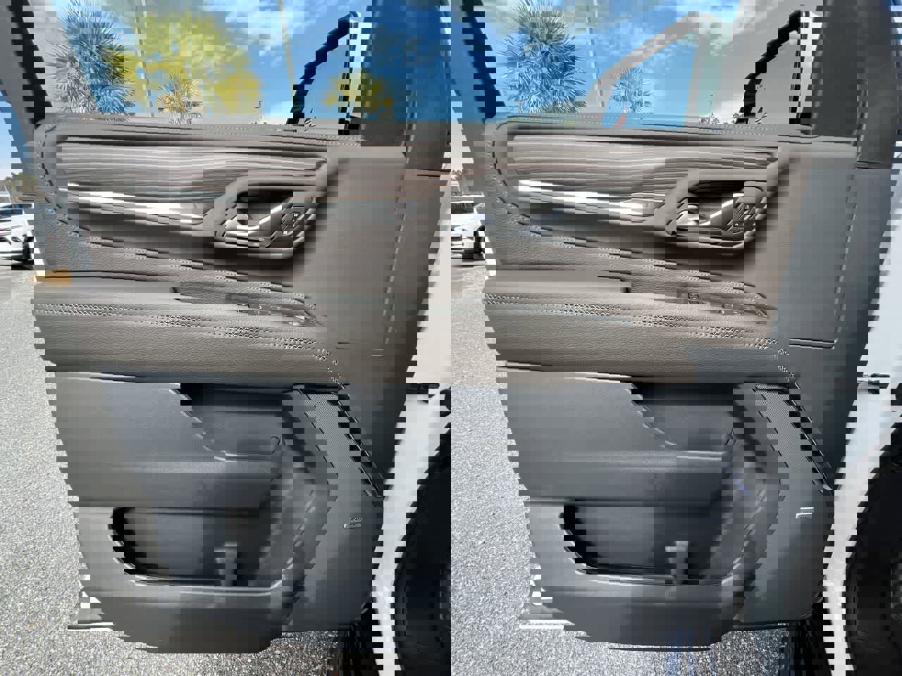 Used 2024 GMC Yukon XL Denali w/ Advanced Technology Package image 23